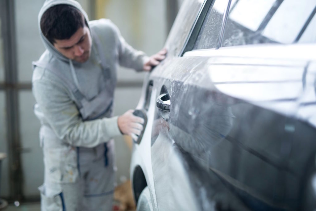 Renowacja lakieru samochodowego to proces, który polega na usunięciu warstwy starego lakieru i nałożeniu nowej powłoki ochronnej
